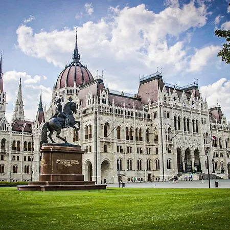 Luxe, Historic Downtown Landmarks 19 Century Budapeşte