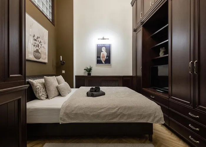 Luxe, Historic Downtown Landmarks 19 Century