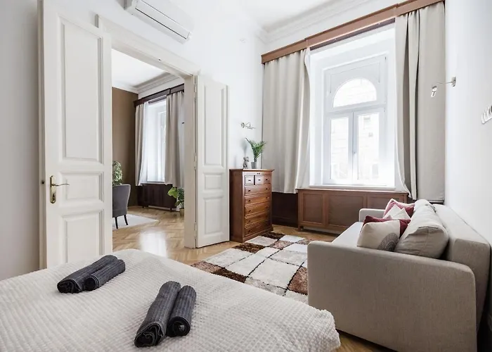 Luxe, Historic Downtown Landmarks 19 Century