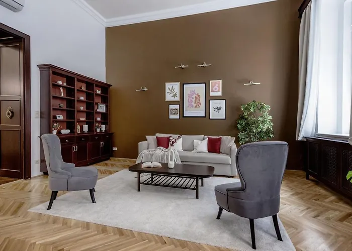 Luxe, Historic Downtown Landmarks 19 Century
